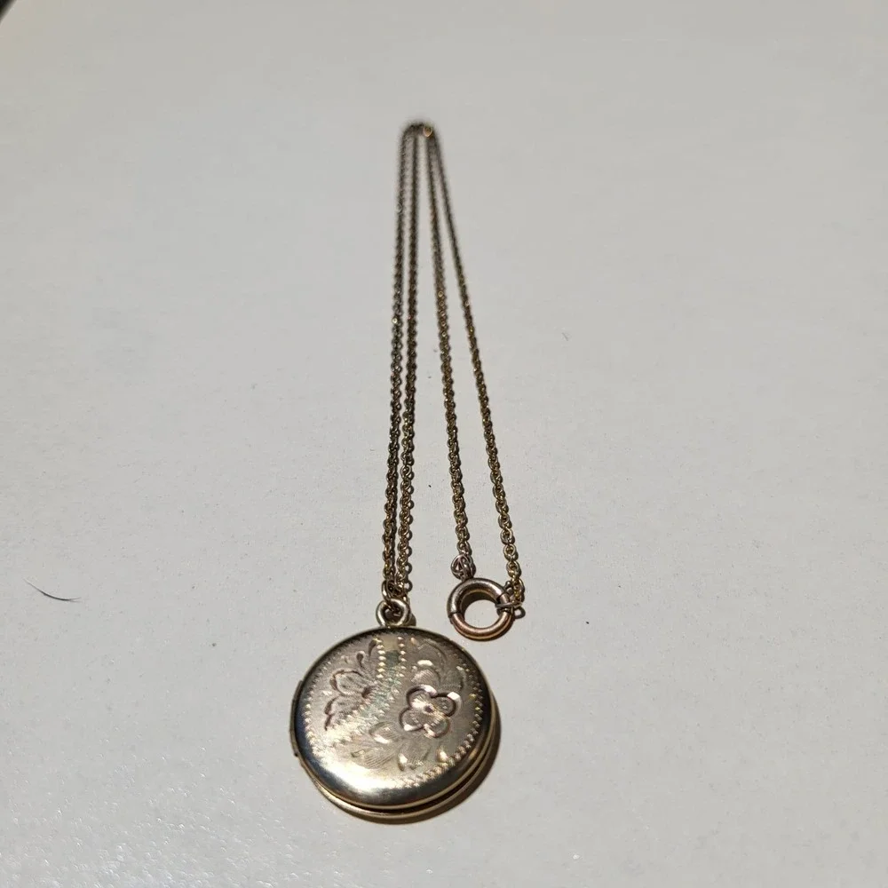12K Gold Filled Round Floral Etched Locket Necklace Vintage Keepsake - Picture 2 of 11